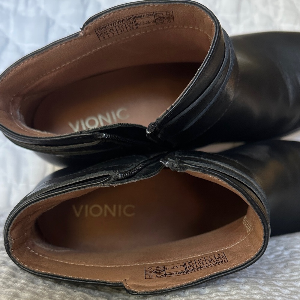 Vionic Black Ankle Boot Size 9 - image 6